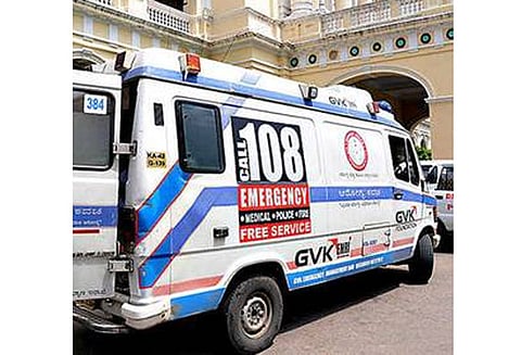 ஆபத்தான நிலையில் இருந்த பெண்ணை காப்பாற்ற, ஆம்புலன்ஸ் செல்ல போக்குவரத்தை தடுத்து நிறுத்திய போலீஸ் சூப்பிரண்டு