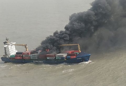 வங்காள விரிகுடா கடலில் சரக்கு கப்பலில் பயங்கர தீ விபத்து: 22 சிப்பந்திகளும் பத்திரமாக மீட்பு