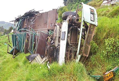 ஊட்டி மலைப்பாதையில் கோர விபத்து: 150 அடி கிடுகிடு பள்ளத்தில் அரசு பஸ் உருண்டது - 8 பேர் பரிதாப சாவு