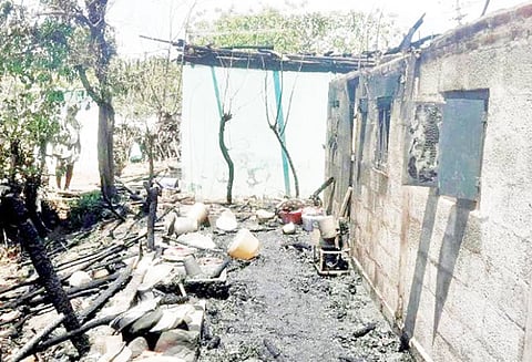 வேதாரண்யம் அருகே தீயில் எரிந்து 2 வீடுகள் சாம்பல் ரூ.1 லட்சம் பொருட்கள் நாசம்