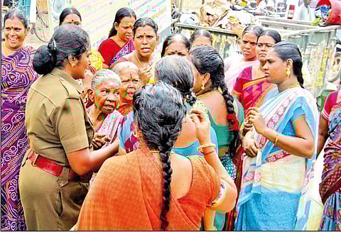 40 நாட்களாக குடிநீர் வழங்கவில்லை: காலி குடங்களுடன் பெண்கள் மறியல்