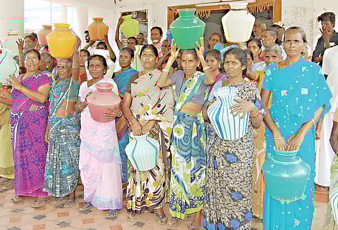 வேடசந்தூர், குடிநீர் கேட்டு காலிக்குடங்களுடன் பெண்கள் முற்றுகை