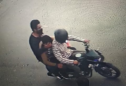 ‘ரைசிங் காஷ்மீர்’ பத்திரிக்கை ஆசிரியர் சுட்டுக்கொலை பயங்கரவாதிகள் சிசிடிவி கேமிராவில் சிக்கினர்