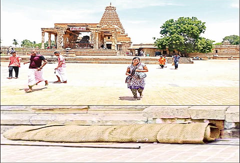 தஞ்சை பெரிய கோவில்: தரை விரிப்புகள் அகற்றப்பட்டதால் சூடு தாங்க முடியாமல் பக்தர்கள் அவதி