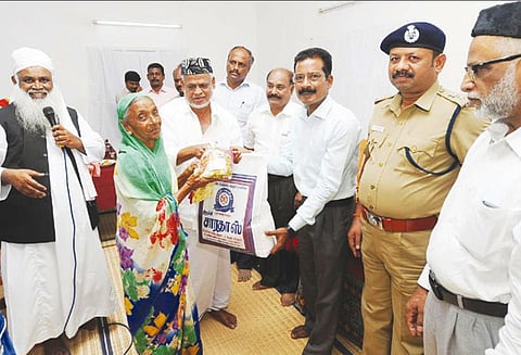 சிந்தாமணிப்பட்டி பள்ளிவாசலில் நோன்பு திறப்பு நிகழ்ச்சி: ஏழைகளுக்கு புத்தாடைகளை கலெக்டர் வழங்கினார்