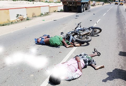 அரியலூர் அருகே மோட்டார் சைக்கிள் மீது லாரி மோதியதில் 2 வாலிபர்கள் பலி