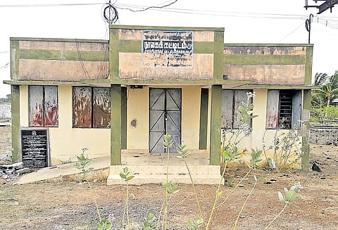 பூட்டி கிடக்கும் நூலகத்தை சீரமைத்து திறக்க கோரிக்கை