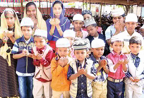 ரம்ஜான் பண்டிகை சேலம் பள்ளிவாசல்களில் முஸ்லிம்கள் சிறப்பு தொழுகை