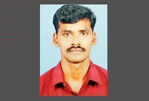 ரெயில்வே கேட் பழுதால் தாமதம்: விபத்தில் சிக்கிய அரசு பஸ் கண்டக்டர் பரிதாப சாவு