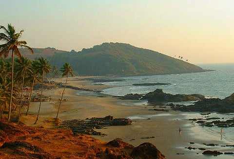 கோவா பீச்; செல்ஃபி மோகத்தில் கடல் அலையில் சிக்கி உயிரிழந்த 2 தமிழர்கள்