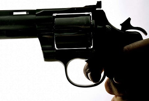 துப்பாக்கியால் தாயை சுட்ட சிறுமி!