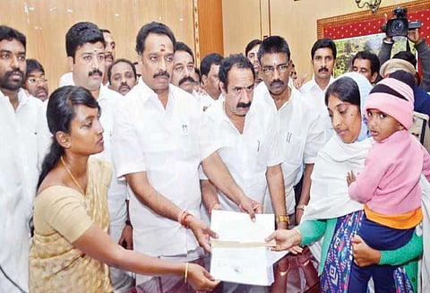 ஊட்டி மலைப்பாதையில் அரசு பஸ் கவிழ்ந்து விபத்து பலியான 8 பேரின் குடும்பத்துக்கு ரூ.51 லட்சம் நிவாரண நிதி