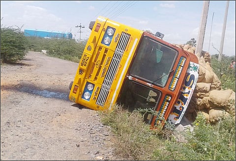 நெல் மூட்டைகளை ஏற்றிச்சென்ற லாரி கவிழ்ந்தது 14 பேர் காயம்