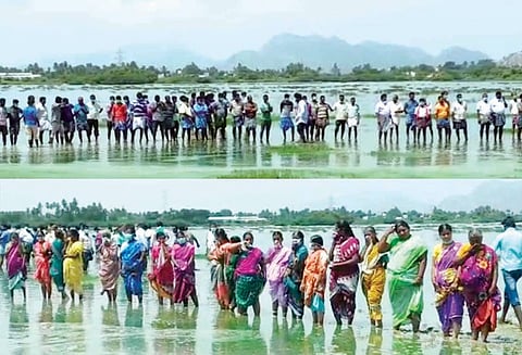 கழிவுநீர் கலப்பதை தடுக்கக்கோரி ஏரியில் இறங்கி கிராம மக்கள் போராட்டம்