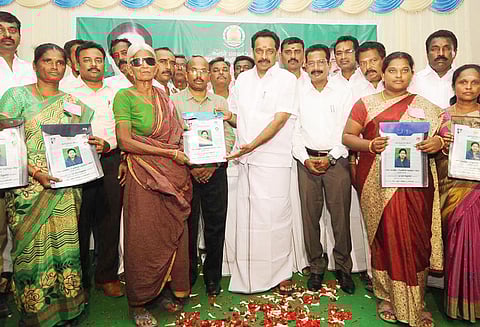 119 பயனாளிகளுக்கு இலவச வீட்டுமனை பட்டா அமைச்சர் எம்.ஆர்.விஜயபாஸ்கர் வழங்கினார்