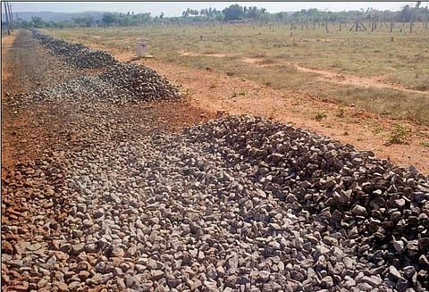 ஜல்லிக்கற்கள் கொட்டியதோடு பாதியில் நிற்கும் சாலைப்பணி, 3 மாதமாக கிராம மக்கள் அவதி