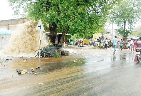 இறும்பூதிபட்டியில் குழாயில் உடைப்பு ஏற்பட்டு 10 அடி உயரத்திற்கு தண்ணீர் பீய்ச்சி அடித்ததால் பரபரப்பு