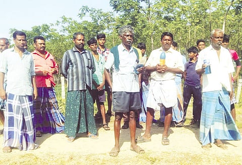 பாப்பிரெட்டிப்பட்டி அருகே 15 பேர் தீக்குளிக்க முயன்றதால் பரபரப்பு