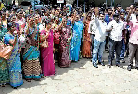 திருப்பூரில் கலந்தாய்வு நடத்தப்படாததால் ஆசிரியர்கள் ஆர்ப்பாட்டம்
