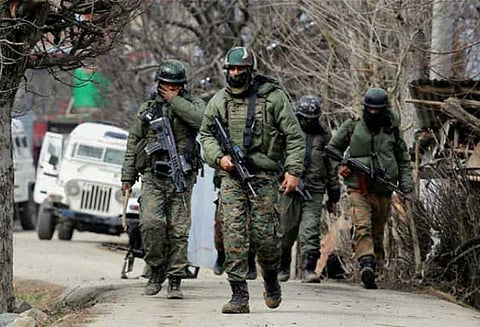 ஜம்மு காஷ்மீர்: பயங்கரவாதிகள்- பாதுகாப்பு படையினர் இடையே துப்பாக்கிச்சண்டை