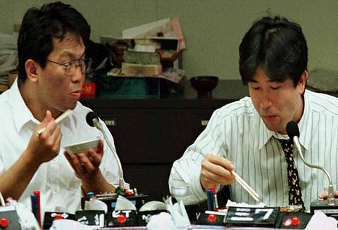 மதிய உணவு இடைவேளைக்கு 3 நிமிடங்கள் முன்னதாக சென்ற ஊழியருக்கு சம்பள பிடித்தம்