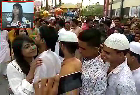 வரிசையில் நின்று இளம்பெண்ணை கட்டி பிடித்த இளைஞர்களுக்கு இமாம் கண்டனம்