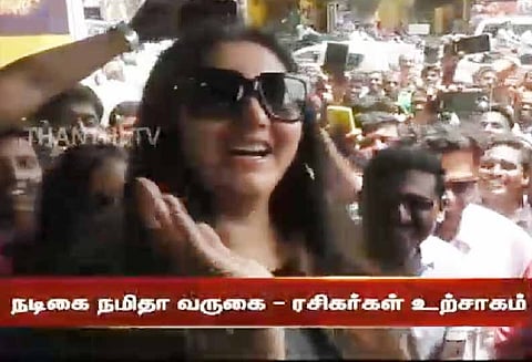 ஈரோட்டில் தனியார் உணவக திறப்பு நிகழ்ச்சியில் நடிகை நமிதா வருகை செல்பி எடுக்க ரசிகர்கள் ஆர்வம்