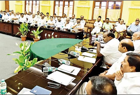 புதிய எம்.எல்.ஏ.க்கள் உரிமை மீறல் பிரச்சினையை ஏற்படுத்த வாய்ப்பு - குமாரசாமி பேச்சு