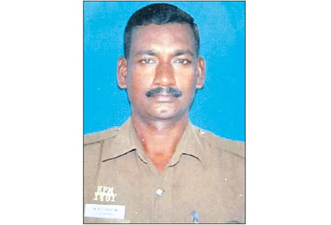 சுங்குவார்சத்திரம் அருகே போலீஸ்காரர் கல்லால் அடித்துக்கொலை காரணம் என்ன? போலீசார் விசாரணை