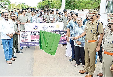 போதை பொருள் ஒழிப்பு விழிப்புணர்வு பேரணி - போலீஸ் சூப்பிரண்டு தொடங்கி வைத்தார்