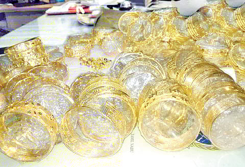 மும்பையில் இருந்து நாகர்கோவிலுக்கு ரெயிலில் கடத்தி வந்த 5 கிலோ தங்க நகைகள் சிக்கின