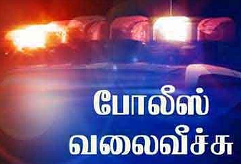 ஓடும் ரெயிலில் 2 பெண்களிடம் தங்க சங்கிலி பறிப்பு - மர்ம நபருக்கு வலைவீச்சு