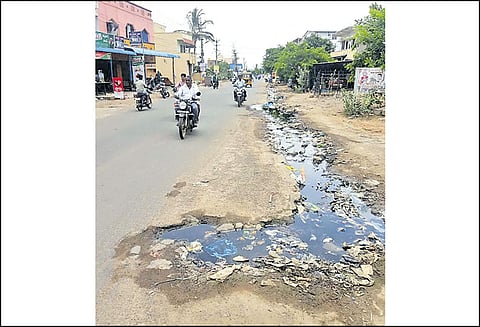ஆவடியில் சாலையில் கழிவுநீர் தேங்கி உள்ளதால் பொதுமக்கள் அவதி
