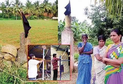 8 வழிச்சாலை எதிர்ப்பு: வீடுகள், எல்லைக்கற்களில் விவசாயிகள் கருப்புக்கொடி கட்டி போராட்டம்