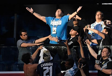 அர்ஜென்டினா ஆட்டத்தை நேரில் பார்த்த மரடோனா தடுமாறி விழுந்தார்