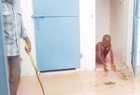 ஆதரவற்றோர் இல்லத்தில் மனித கழிவுகளை முதியோர் அள்ளும் வீடியோ வெளியானதால் பரபரப்பு