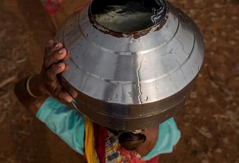 தண்ணீருக்காக இரு கிராமங்கள் இடையே மோதல், 12 பேர் காயம், 300 பேர் மீது வழக்குப்பதிவு, வாகனங்கள் எரிப்பு