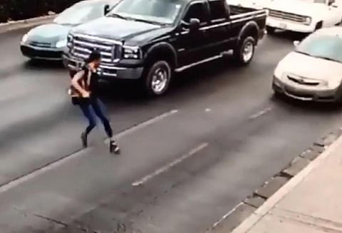 ஹை ஹீல்ஸ் செருப்பு அணிந்த பெண் சாலையை கடக்க முயன்ற போது விபத்தில் சிக்கினார்