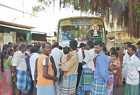 பாப்பாரப்பட்டி அருகே விவசாய தொழிலாளர்கள் சாலைமறியல்