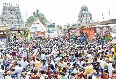 மாசி மக தீர்த்தவாரியை முன்னிட்டு மகாமக குளத்தில் பல்லாயிரக்கணக்கானோர் புனித நீராடல்