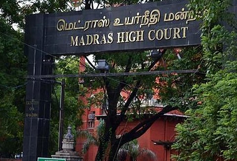 சென்னை மாநகர சாலைகளில் சட்டவிரோத பேனர்களை உடனடியாக அகற்ற ஐகோர்ட்டு உத்தரவு