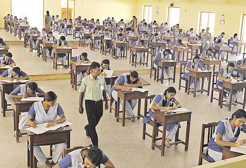 பிளஸ்-2 தேர்வு தொடங்கியது 9 லட்சத்து 7 ஆயிரம் மாணவ-மாணவிகள் எழுதினார்கள்
