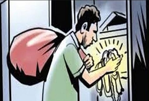 சிதம்பரம் அருகே அம்மன் கோவிலில் பூட்டை உடைத்து நகை, பணம் திருட்டு