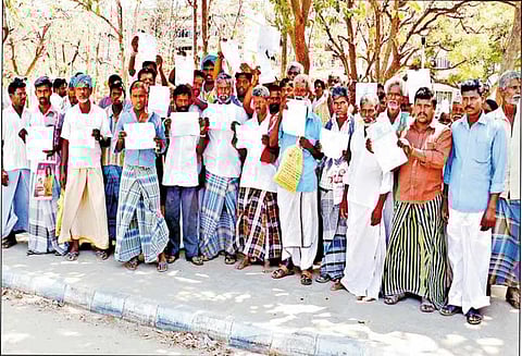 போலி ஆவணம் தயாரித்து 300 ஏக்கர் விவசாய நிலத்தை அபகரிக்க முயற்சி