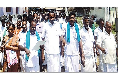 பயிர் காப்பீட்டு தொகை வழங்கக்கோரி குமராட்சி வேளாண்மை உதவி இயக்குனர் அலுவலகத்தை விவசாயிகள் முற்றுகை