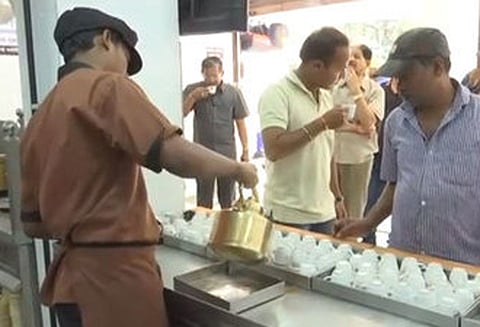 மகாராஷ்டிராவில் டீ விற்று மாதம் ரூ.12 லட்சம் வருவாய் ஈட்டும் டீக்கடைக்காரர்