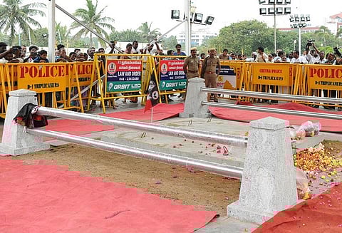 சென்னை மெரீனாவில் உள்ள ஜெயலலிதா நினைவிடத்தில் ஆயுதப்படை காவலர் துப்பாக்கியால் சுட்டு தற்கொலை