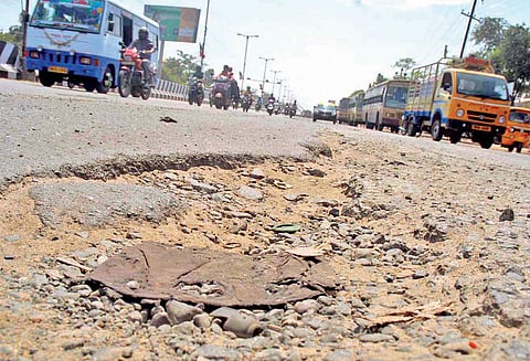 ஜி.எஸ்.டி. சாலையில் உள்ள பள்ளத்தால் விபத்துகளில் சிக்கும் வாகனங்கள்