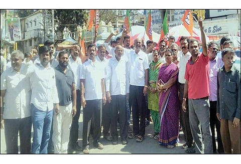 வடமாநில சட்டசபை தேர்தலில் வெற்றி: பா.ஜனதாவினர் பட்டாசு வெடித்து கொண்டாட்டம்