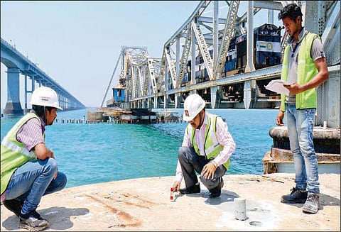 பாம்பன் ரெயில் பாலத்தின் மைய பகுதியில் தூண்களின் உறுதித்தன்மையை என்ஜினீயர்கள் ஆய்வு